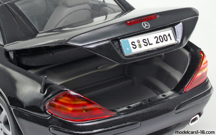 2001 - Mercedes SL 500 (R230) Maisto 1/18 (Чёрный) Багажник / Поднимающиеся фары