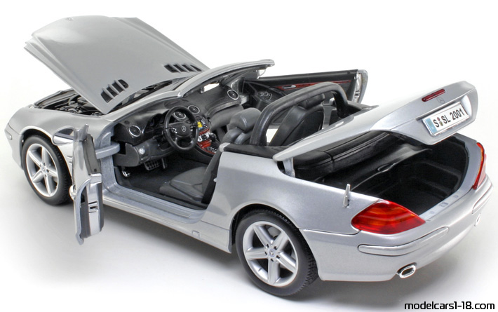 2001 - Mercedes SL 500 (R230) Maisto 1/18 (Серебристый) Открывающиеся части