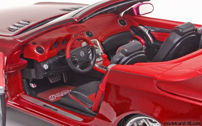 2001 - Mercedes SL 55 AMG (R230) Maisto 1/18 (Kрасный) Интерьер панель приборов