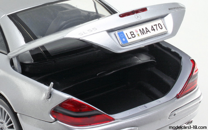 2001 - Mercedes SL 55 AMG (R230) Maisto 1/18 (Серебристый) Багажник / Поднимающиеся фары