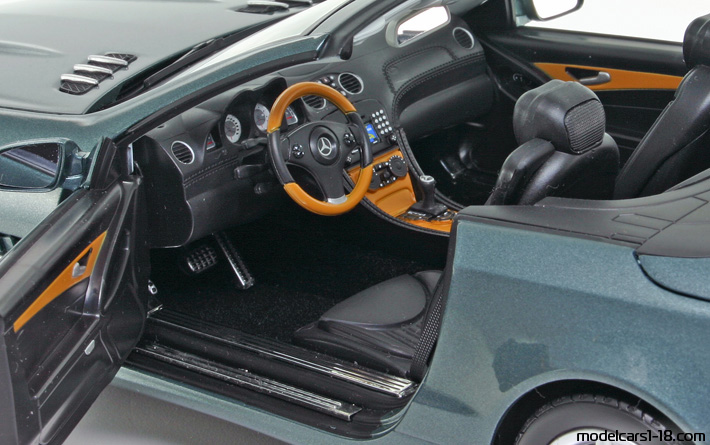 2009 - Mercedes SL 550 (R230) Minichamps 1/18 (Серый ) Интерьер панель приборов
