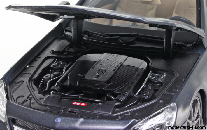 2012 - Mercedes SL 65 AMG (R231) Maisto 1/18 (Серый ) Двигатель