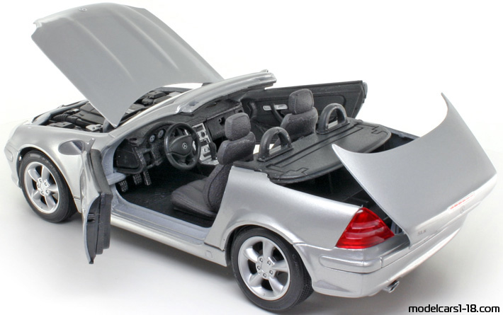 2001 - Mercedes SLK 230 (R170) Maisto 1/18 (Серебристый) Открывающиеся части