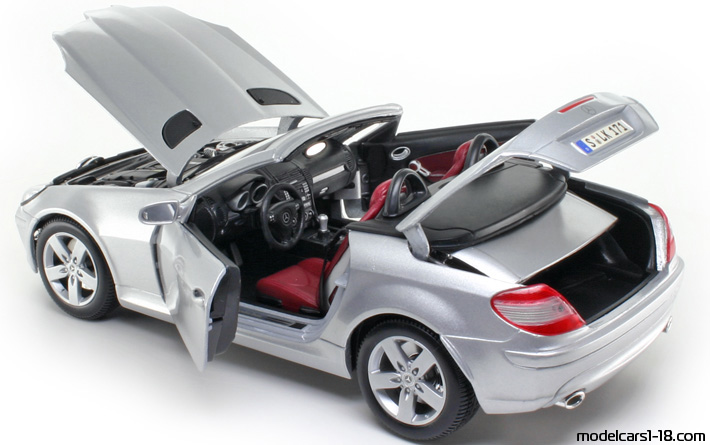 2005 - Mercedes SLK 350 (R171) Maisto 1/18 (Серебристый) Открывающиеся части
