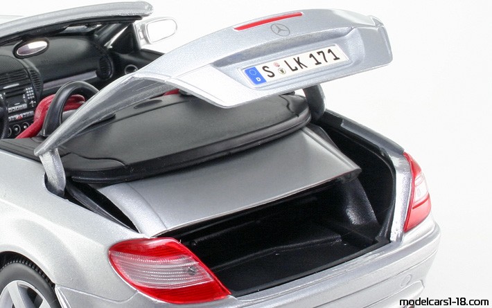 2005 - Mercedes SLK 350 (R171) Maisto 1/18 (Серебристый) Багажник / Поднимающиеся фары