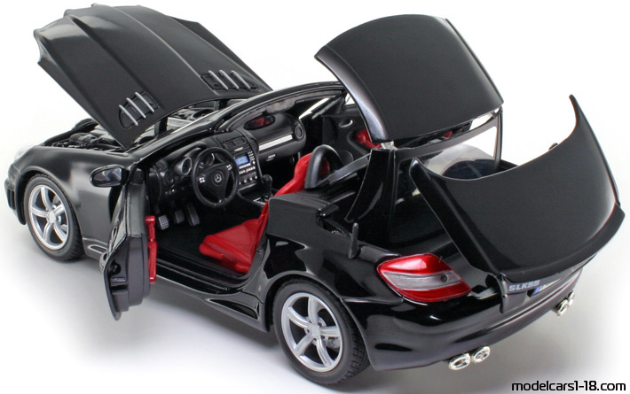 2005 - Mercedes SLK 55 AMG (R171) Motor Max 1/18 (Чёрный) Открывающиеся части