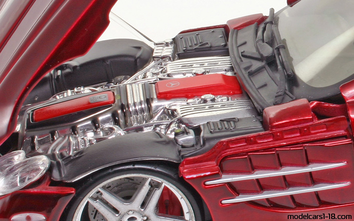 2003 - Mercedes SLR McLaren (C199) Maisto 1/18 (Kрасный) Двигатель