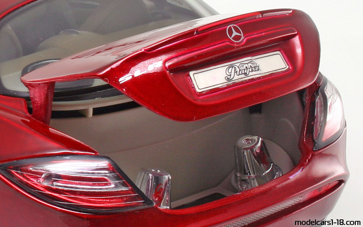 2003 - Mercedes SLR McLaren (C199) Maisto 1/18 (Kрасный) Багажник / Поднимающиеся фары