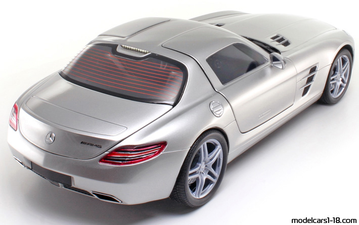 2010 - Mercedes SLS AMG (C197) Minichamps 1/18 (Серебристый) Задняя правая сторона