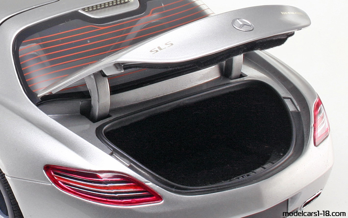 2010 - Mercedes SLS AMG (C197) Minichamps 1/18 (Серебристый) Багажник / Поднимающиеся фары