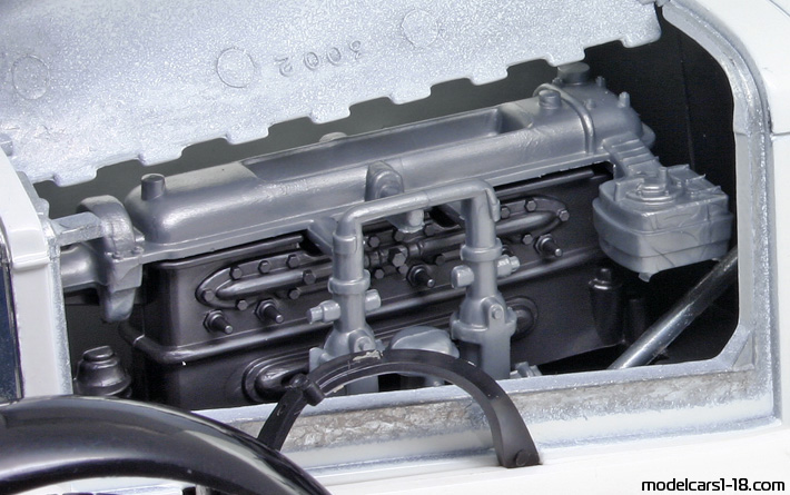 1928 - Mercedes SSKL (W06) Bburago 1/18 (Белый) Двигатель