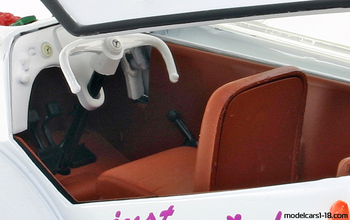 1955 - Messerschmitt KR200 Just Married Revell 1/18 (Белый) Интерьер панель приборов