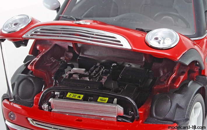 2001 - Mini Cooper Bburago 1/18 (Kрасный / Белый) Двигатель