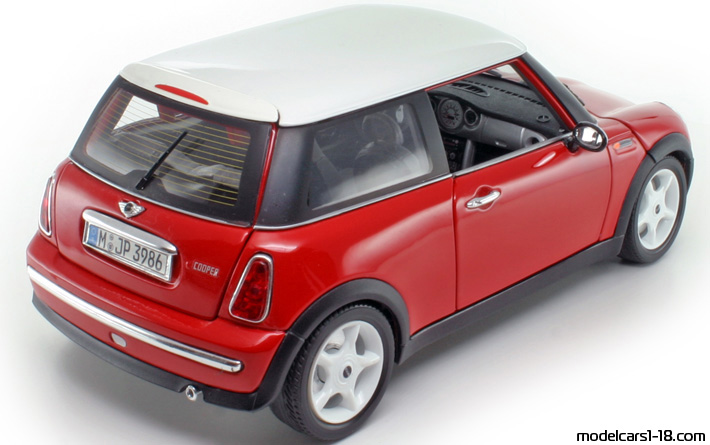2001 - Mini Cooper Bburago 1/18 (Kрасный / Белый) Задняя правая сторона
