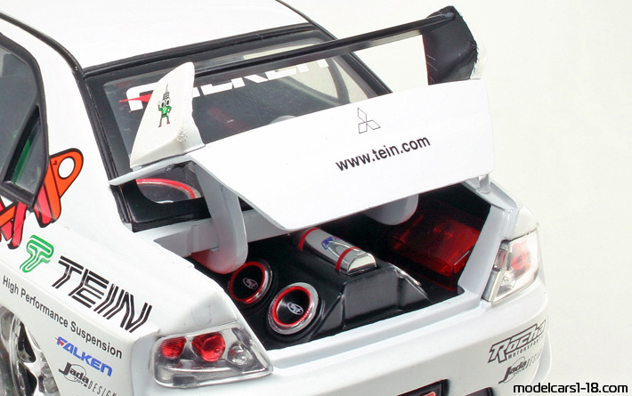 2003 - Mitsubishi Lancer EVO VIII Jada Toys 1/18 (Белый) Багажник / Поднимающиеся фары