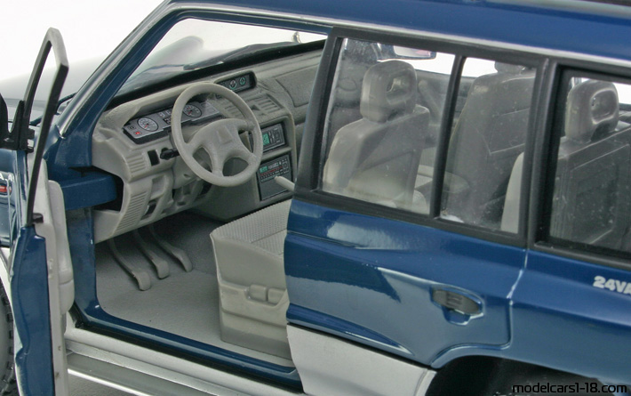 1998 - Mitsubishi Pajero LWB Sun Star 1/18 (Зелёный / Светло-серебристый) Интерьер панель приборов
