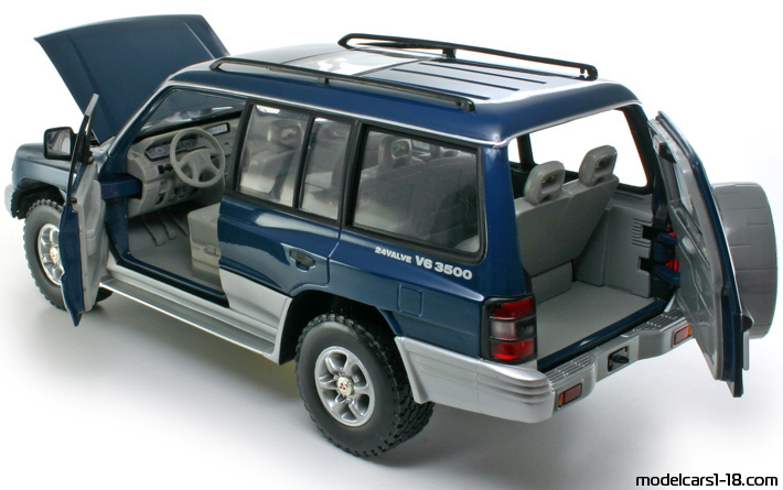 1998 - Mitsubishi Pajero LWB Sun Star 1/18 (Зелёный / Светло-серебристый) Открывающиеся части