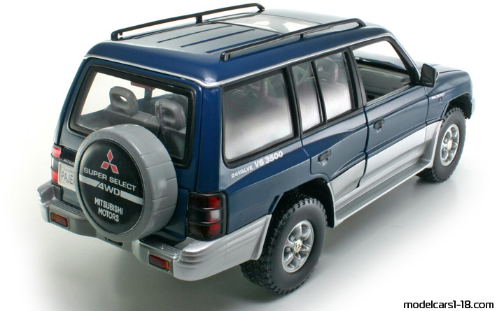 1998 - Mitsubishi Pajero LWB Sun Star 1/18 (Зелёный / Светло-серебристый) Задняя правая сторона