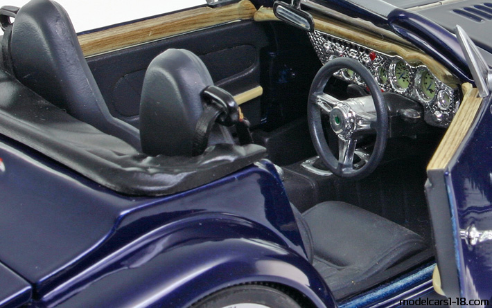 2000 - Morgan Aero 8 Maisto 1/18 (Синий) Интерьер панель приборов