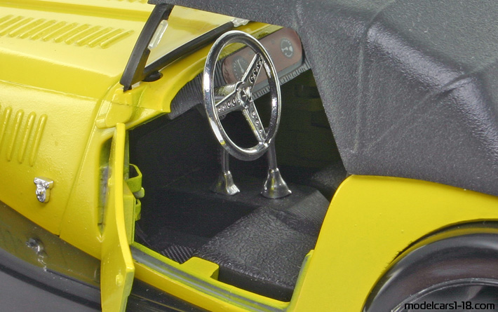 1968 - Morgan Plus 8 Polistil 1/16 (Жёлтый / Чёрный) Интерьер панель приборов
