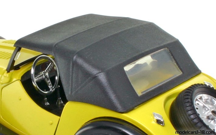 1968 - Morgan Plus 8 Polistil 1/16 (Жёлтый / Чёрный) Багажник / Поднимающиеся фары