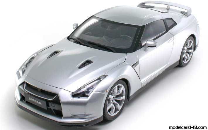 2007 - Nissan GT-R (R35) Norev 1/18 (Серебристый) Передняя левая сторона