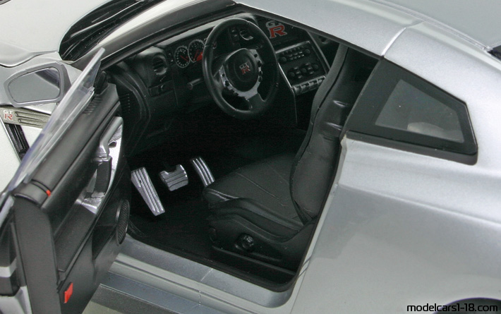 2007 - Nissan GT-R (R35) Norev 1/18 (Серебристый) Интерьер панель приборов