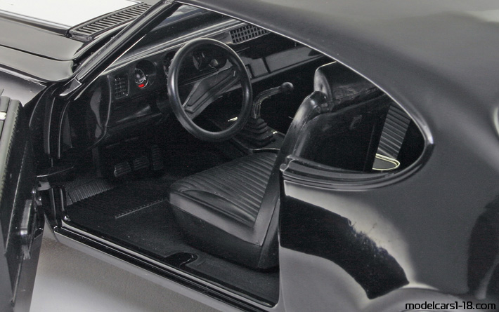 1969 - Oldsmobile 442 W30 ERTL 1/18 (Чёрный / Белый) Интерьер панель приборов