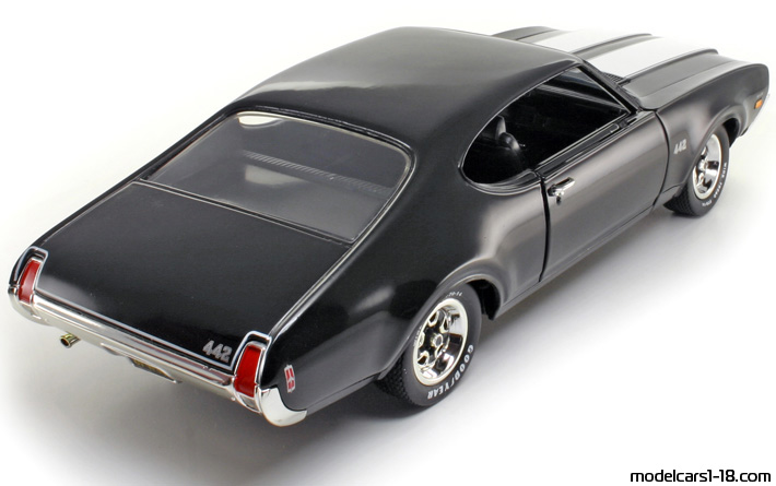 1969 - Oldsmobile 442 W30 ERTL 1/18 (Чёрный / Белый) Задняя правая сторона