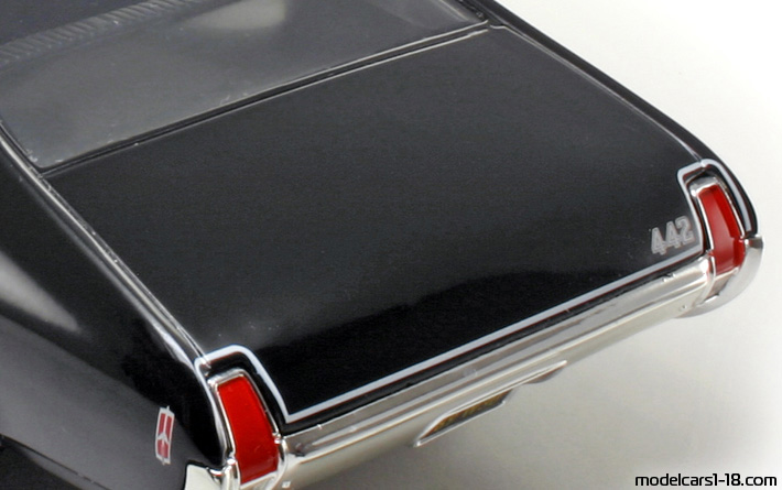 1969 - Oldsmobile 442 W30 ERTL 1/18 (Чёрный / Белый) Багажник / Поднимающиеся фары