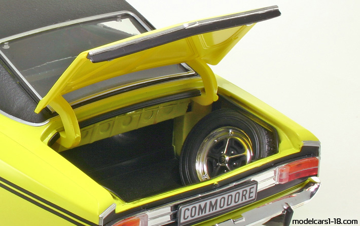 1970 - Opel Commodore GS/E Revell 1/18 (Жёлтый / Чёрный) Багажник / Поднимающиеся фары