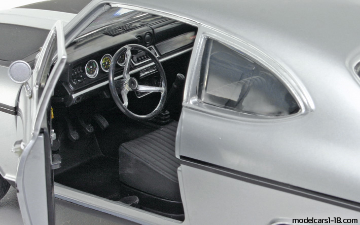 1966 - Opel Kadett 1900 Rallye Revell 1/18 (Серебристый / Чёрный) Интерьер панель приборов