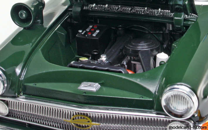 1961 - Opel Kapitan Police Revell 1/18 (Зелёный) Двигатель