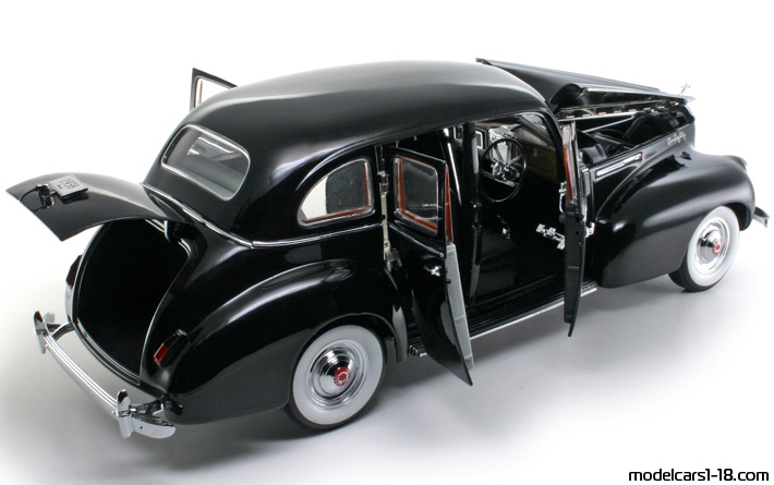 1938 - Packard 180 Signature Models 1/18 (Чёрный) Открывающиеся части