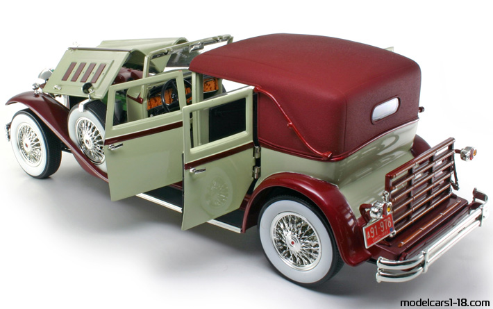 1930 - Packard Eight LeBaron 745 Signature Models 1/18 (Белый / Kрасный) Открывающиеся части