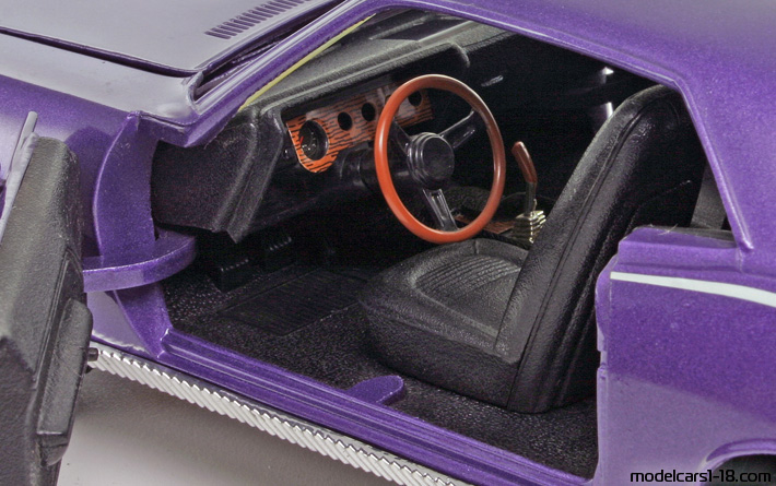 1970 - Plymouth Hemi 'Cuda ERTL 1/18 (Фиолетовый) Интерьер панель приборов