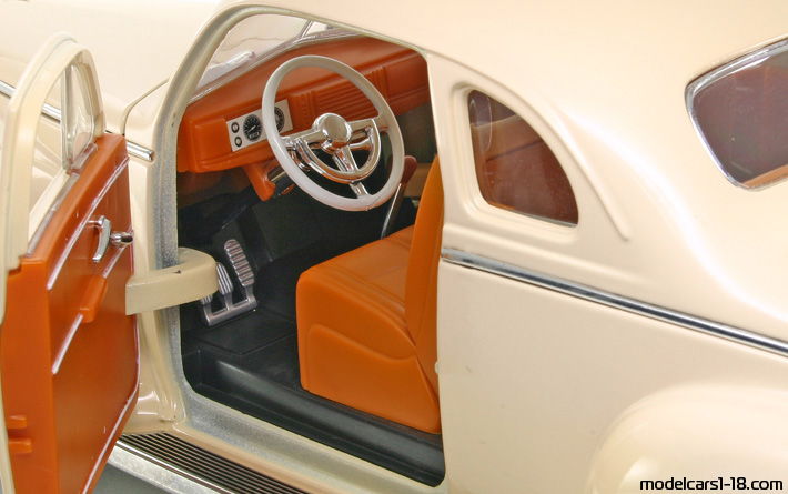 1941 - Plymouth Special Deluxe Road Signature 1/18 (Белый) Интерьер панель приборов