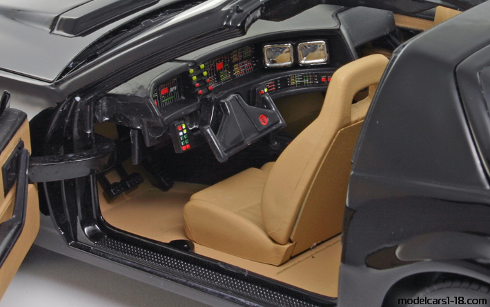 1982 - Pontiac Firebird Trans Am (Knight Rider) ERTL 1/18 (Чёрный) Интерьер панель приборов