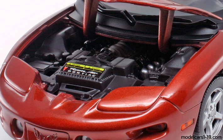1999 - Pontiac Firebird Trans Am Road Signature 1/18 (Коричневый) Двигатель