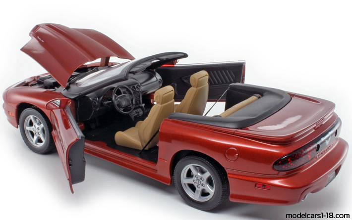 1999 - Pontiac Firebird Trans Am Road Signature 1/18 (Коричневый) Открывающиеся части