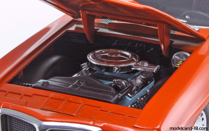 1969 - Pontiac Firebird Trans Am Road Signature 1/18 (Kрасный / Чёрный) Двигатель