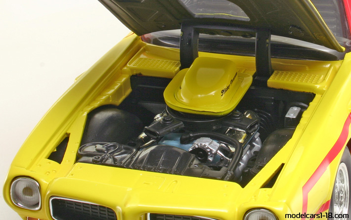 1973 - Pontiac Firebird Trans Am ERTL 1/18 (Жёлтый / Kрасный) Двигатель