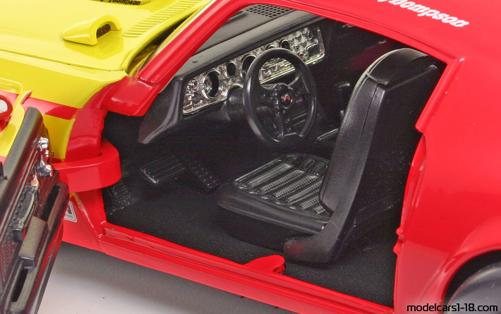 1973 - Pontiac Firebird Trans Am ERTL 1/18 (Жёлтый / Kрасный) Интерьер панель приборов