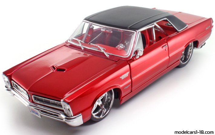 1965 - Pontiac GTO Maisto 1/18 (Kрасный / Чёрный) Передняя левая сторона