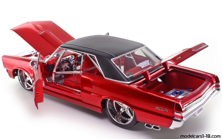 1965 - Pontiac GTO Maisto 1/18 (Kрасный / Чёрный) Открывающиеся части