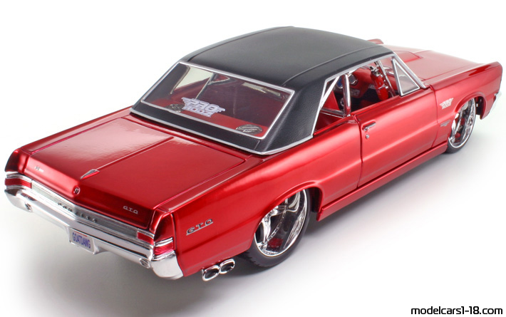 1965 - Pontiac GTO Maisto 1/18 (Kрасный / Чёрный) Задняя правая сторона