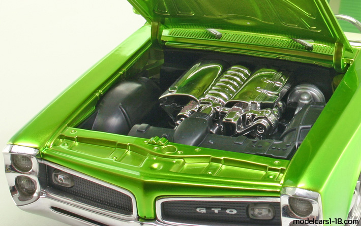 1966 - Pontiac GTO Hot Wheels 1/18 (Зелёный) Двигатель
