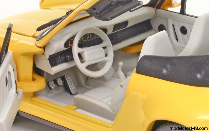 1989 - Porsche 911 Carrera 4 Cabriolet (964) Anson 1/18 (Жёлтый) Интерьер панель приборов