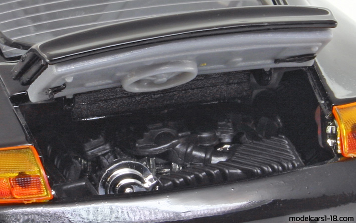 2000 - Porsche 911 Carrera (996) Motor Max 1/18 (Чёрный) Двигатель