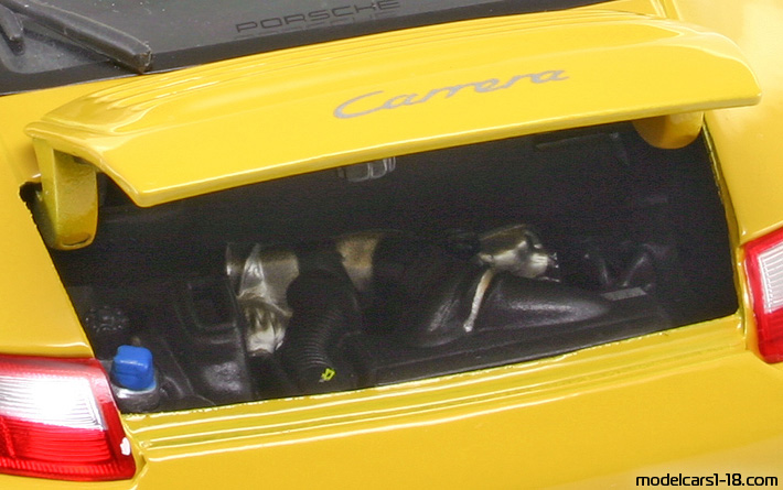 2004 - Porsche 911 Carrera S (997) Maisto 1/18 (Жёлтый) Двигатель